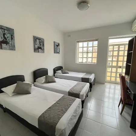 New Aurora 2, Sunny Balcony Room, Shared Bath Privatunterkunft *
