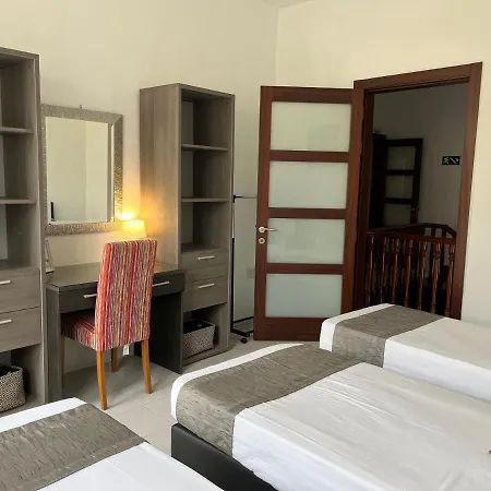 New Aurora 2, Sunny Balcony Room, Shared Bath Privatunterkunft
